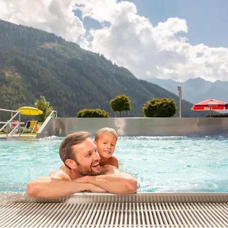 Schoeneben Holzblick Wald im Pinzgau